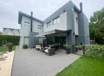 Casa · 230m² · 4 Dormitorios · 4 Cocheras · Casa - Solar del Bosque