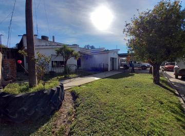 Frente de la casa · Local con Vivienda con Amplio Patio Arbolado.