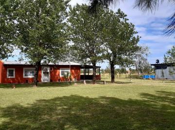Quinta vacacional · 90m² · 4 Ambientes · Casa Quinta a La Venta en Cañuelas Sobre un Lote de 2.200 m²