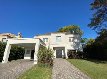 Casa de 3 ambientes, Esteban Echeverría · Casa de 3 Dorm. con Piscina Al Golf - Saint Thomas Este