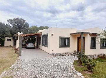 Casa · 128m² · 4 Ambientes · 1 Cochera · Casa Amplia y Moderna en Los Hornillos