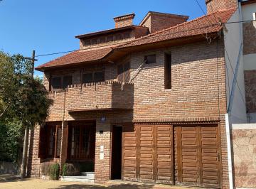 Casa de 8 ambientes, La Plata · Casa de Categoría en Venta en El Prestigioso Barrio “la Loma”