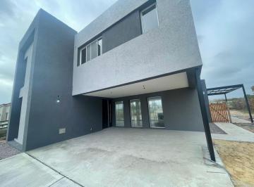 Casa · 220m² · 4 Ambientes · Casa - San Sebastián