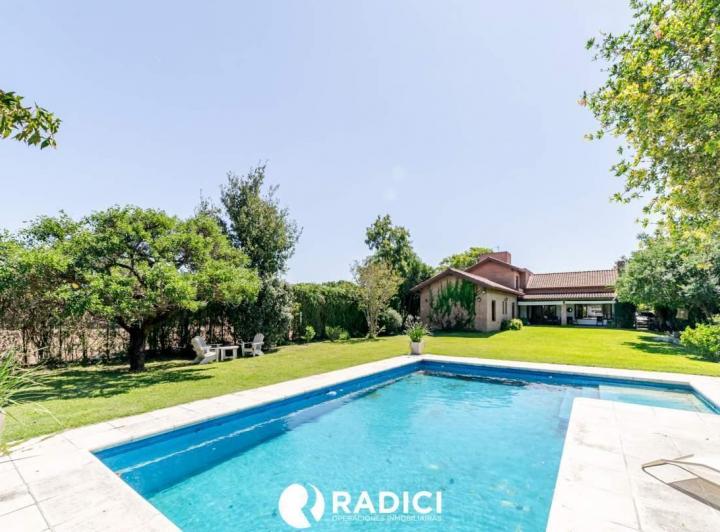 Casa · 380m² · 4 Ambientes · 3 Cocheras