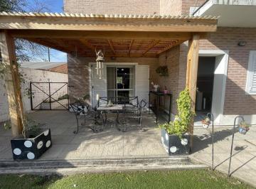 Casa · 224m² · 5 Ambientes · 1 Cochera · Descubre Tu Hogar Ideal en Lobos Venta Casa 4 Hab, Jardín