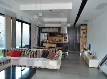 Casa · 255m² · 5 Ambientes · 4 Cocheras · Casa Única en La Zona - Excelente Calidad Constructiva