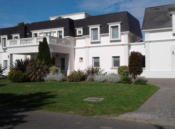 Casa · 650m² · 5 Ambientes · 4 Cocheras · Espectacular! Chalet de Estilo 1600 m² Vista Al Golf