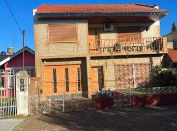 Casa · 142m² · 4 Ambientes · 1 Cochera · Casa - Lanús Este