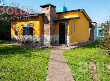 Quinta vacacional · 70m² · 3 Ambientes · 1 Cochera · Venta de Casa Tipo Quinta con Pileta en Amplio Terreno en Trujui - Moreno