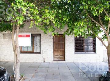 Casa · 250m² · 5 Ambientes · Chalet en Venta de 3 Plantas C/ Bcón y Patio - Lanús Oeste