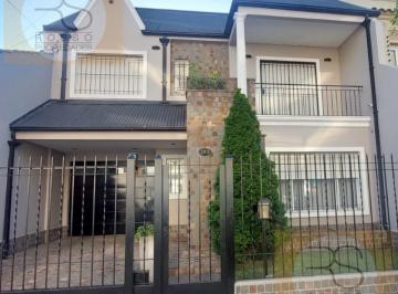 Casa · 240m² · 5 Ambientes · 3 Cocheras · Casa 5 Ambientes en Venta - Ramos Mejía