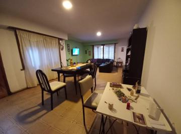 Chalet en venta de 5 ambientes cuenta con:
Cocina, Living, Comedor, 3 Amplios D · Chalet 5 Ambientes
