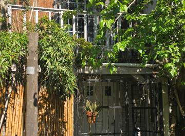 Cabaña de 36 mt en dos plantas. Cálida,  muy simpática y acogedora. Sobre calle  · Cabaña en Calle Cerrada Frente a Tren de La Costa. Estación Punta Chica