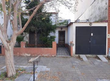 Casa · 96m² · 4 Ambientes · 1 Cochera · Casa en Venta Ubicado en Sarandí, Avellaneda, G. B. a. Zona Sur