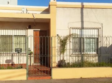 Casa · 110m² · 3 Ambientes · 1 Cochera · Casa en en Excelente Estado en Hurlingham!