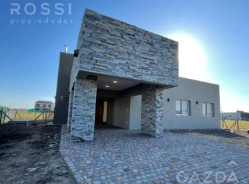 Casa · 142m² · 5 Ambientes · Hermosa Casa con Piscina a La Venta en Barrio Privado San Felipe, Canning