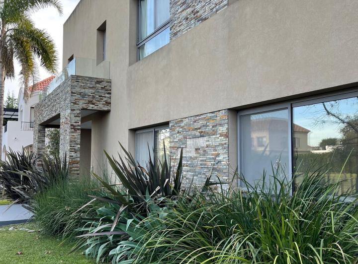 Casa · 270m² · 5 Ambientes · 2 Cocheras