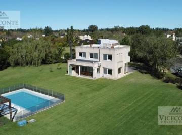 Casa · 200ha · 10 Ambientes · 1 Cochera · Excelente Casa Estilo Minimalista 200 m². Club de Campo " Haras del Sur". Partido de Brandsen. Retas