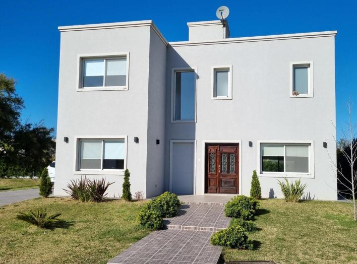 Casa · 215m² · 5 Ambientes · 2 Cocheras