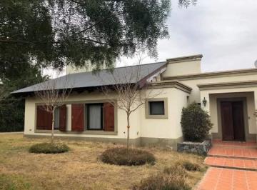 Casa · 300m² · 8 Ambientes · Casa en Venta, B° 4 Hojas