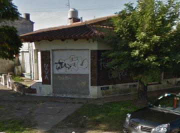 Casa · 120m² · 3 Ambientes · 1 Cochera · Casa con Local Excelente Ubicacion Retasada