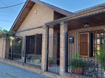 Casa · 220m² · 4 Ambientes · 2 Cocheras · Venta - Chalet 5 Ambientes C/parque y Garage! Banfield