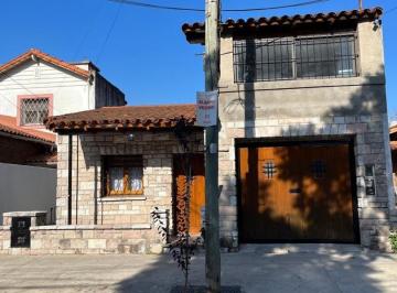Casa · 168m² · 4 Ambientes · 1 Cochera · Castelar Norte 4 Cuadras de La Estacion Solido Chalet