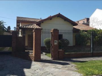 Casa · 240m² · 3 Dormitorios · 1 Cochera · Excelente Chalet en Zona Residencial! Azcuénaga 780, Monte Grande.