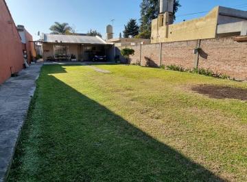 Casa · 120m² · 3 Ambientes · 5 Cocheras · En Venta en El Palomar Casa de 3 Ambientes Nueva con Amplio Parque y Quincho; Toda Hecha a Nuevo Pod