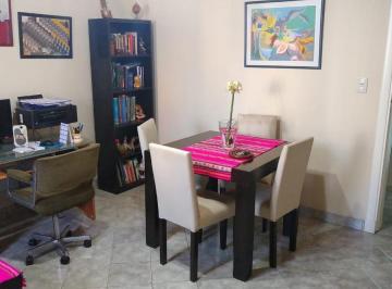 Casa de 3 ambientes, Lanús · Casa de 2 Dorm. con Cochera Semicubierta Al Frente y Fondo Libre con Quincho y Piscina.