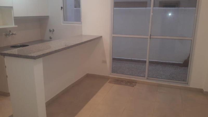 Un ambiente reciclado A nuevo, con patio, cocina separada, baño