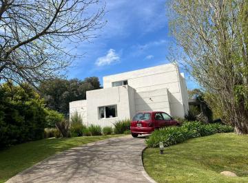 Casa · 460m² · 6 Ambientes · 4 Cocheras · Excelente Chalet 5 Ambientes Sobre Lote de 1200 m² en Rumenco