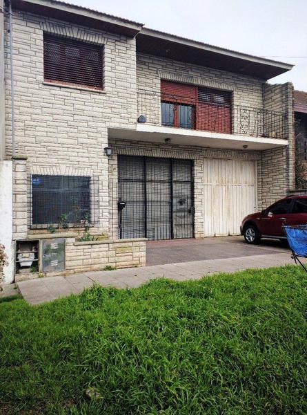 Chalet C/local en barrio centenario con 3 dorm y 2 baños