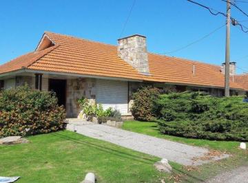 Casa · 230m² · 5 Ambientes · 1 Cochera · Chalet 4 Amb C/dependencia en Constitucion