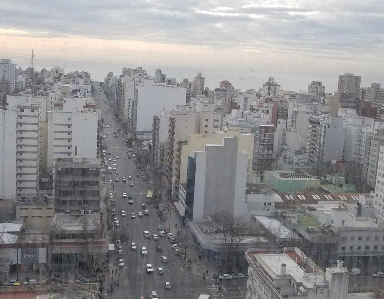 Living comedor con balcon Y vista panoramica, cocina comedor, lavadero, dependencia de servicio, 2 dormitorios con placard Y vista panoramica, baño Y toilettem calefaccion central del edificioexpensas