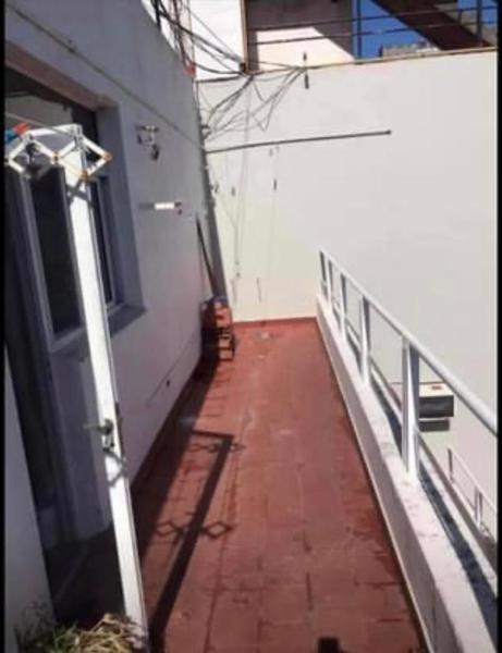 Departamento de 4 ambientes a la calle con balcón