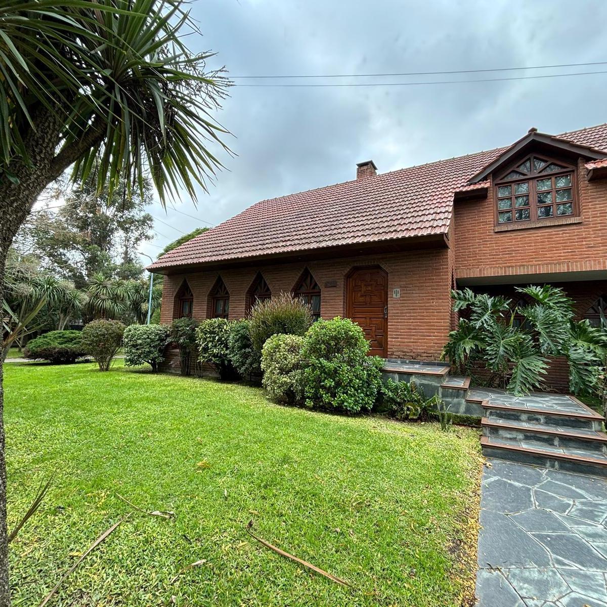 Chalet 6 amb, 290m² con doble garage – Andrade y Rejón