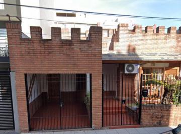 Casa · 100m² · 3 Ambientes · 1 Cochera · Castelar Sur Zona Apto Edificio