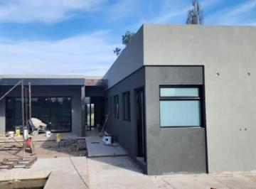 Casa · 103ha · 4 Ambientes · 1 Cochera · Las Fincas Ibarlucea Casa 3 Dorm.. Pileta y Jardin