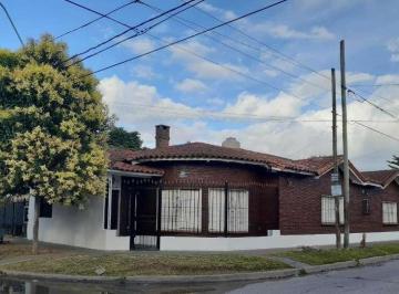 Casa de 4 ambientes, Ituzaingó · Casa Refaccionada 4 Ambientes en Esquina