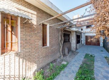 Casa · 240m² · 7 Ambientes · 1 Cochera · Venta / Permuta - Casa - 4 Dorm. con Local - Capitán Bermúdez