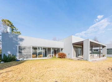 Casa · 280m² · 5 Ambientes · 2 Cocheras · Casa de 3 Dorm. con Jardín Hostal del Sol