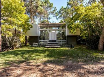 Casa · 260m² · 6 Ambientes · 1 Cochera · Cod 341 - Venta Usd 675.000. - Vista Única Al Golf - Leñatero y Magnolia
