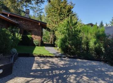 Casa · 160m² · 4 Ambientes · 2 Cocheras · Hermosa Casa en Los Volcanes (Cod. 134)