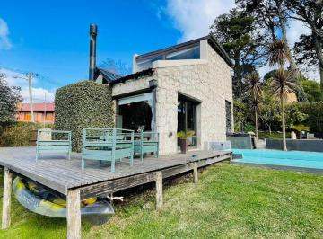 Casa · 140m² · 4 Ambientes · Casa de Cuatro Ambientes con Parque y Piscina