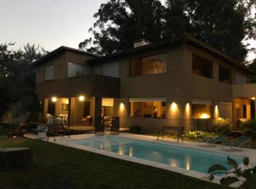 Casa · 400m² · 6 Ambientes · Casa en Alquiler Temporario Bosque Peralta Ramos