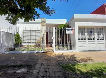 Casa · 125m² · 3 Ambientes · 1 Cochera · Casa en Venta Fondo Libre y Cochera - Apto Credito