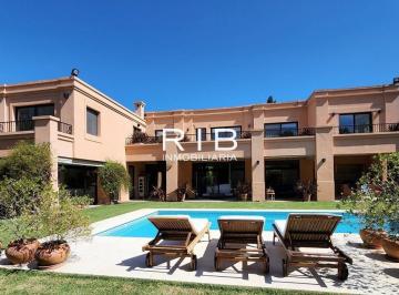 Casa de 11 ambientes, Pilar · Importante Propiedad Neoclásica Sobre 1170 m²