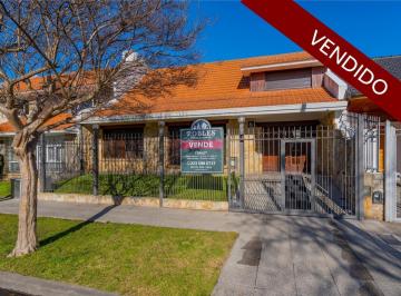 Casa · 208m² · 7 Ambientes · 1 Cochera · Chalet en El Barrio Chauvín. Tour Virtual. Vendido