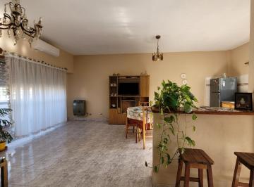 Casa · 410m² · 4 Ambientes · 1 Cochera · Casa - V. Galicia